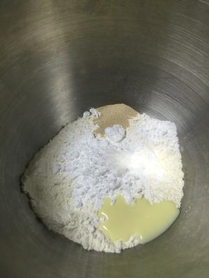 炒鸡香浓哒炼乳哈斯面包卷🍼的做法 步骤1