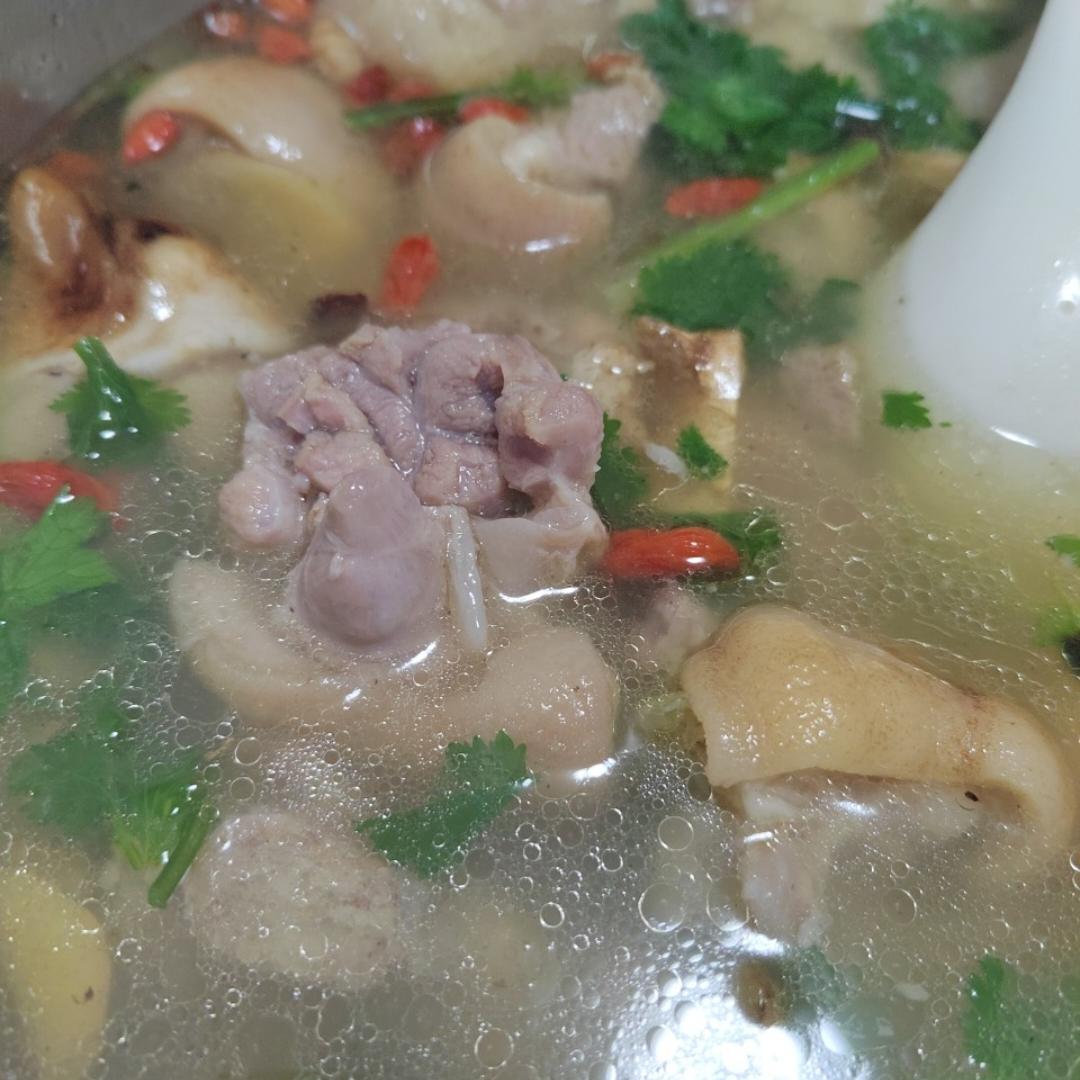 不油不腻不骚的清汤黄豆炖猪蹄猪脚汤
