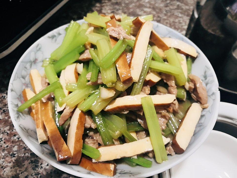 一盘秒光的芹菜香干炒肉丝