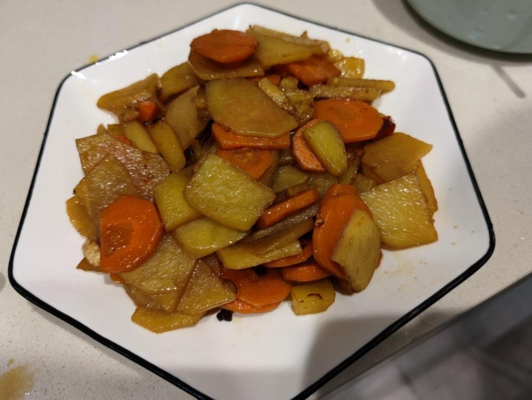 土豆片炒胡萝卜片