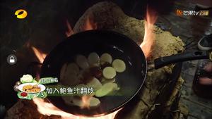 向往的生活 黄渤“假鲍鱼”爆炒杏鲍菇的做法 步骤3