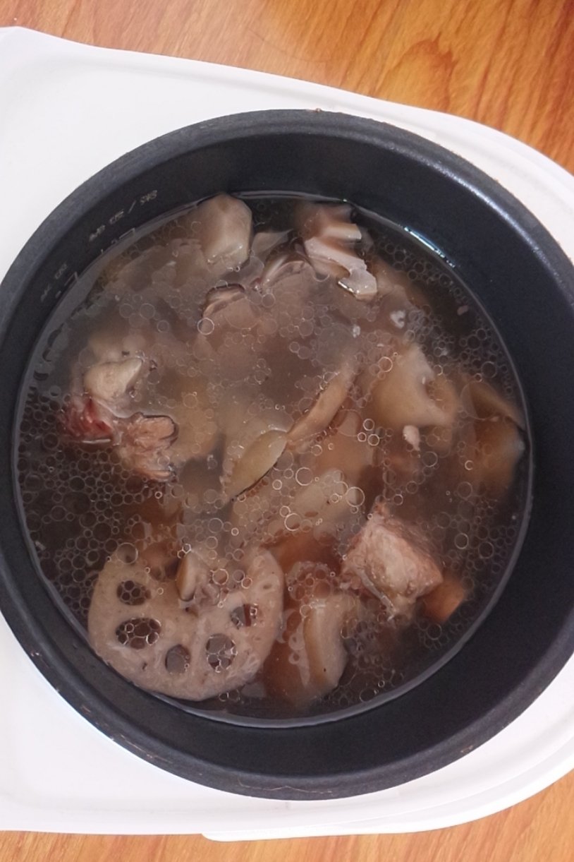 电饭锅排骨藕汤