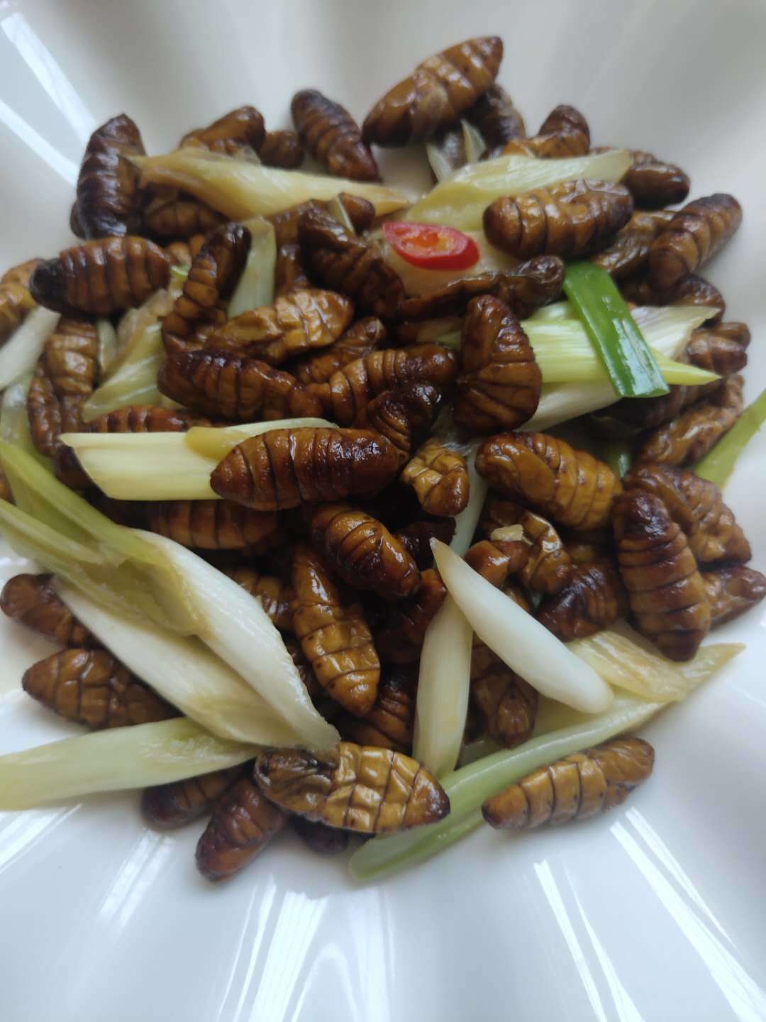 葱炒蚕蛹的做法