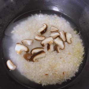 冬笋香菇煲仔饭（简单快手电饭锅做出锅巴~）的做法 步骤2