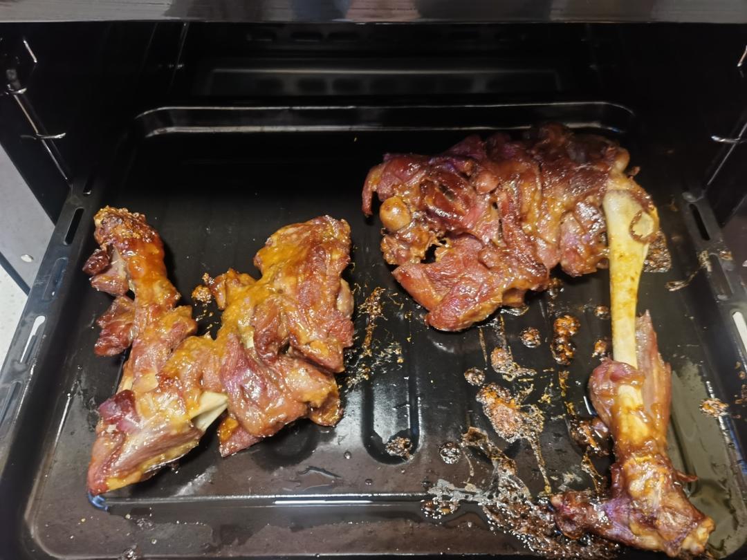 把整个大羊腿丢入烤箱，出锅真是太香了，20年的经验和配方，外焦里嫩