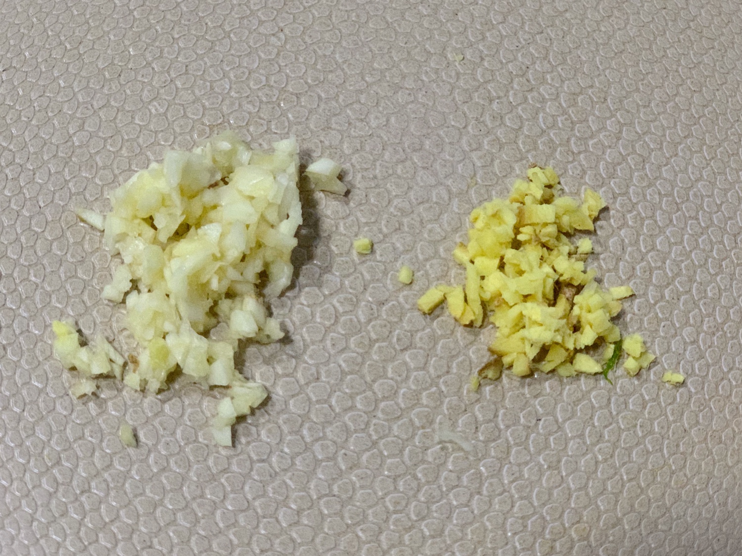 超减脂的鸡胸肉泡菜豆腐丸/小饼（无淀粉、减肥必备）的做法 步骤2
