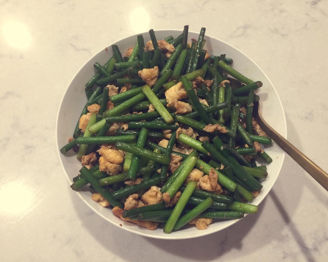 简单却美味的蒜苔鸡蛋