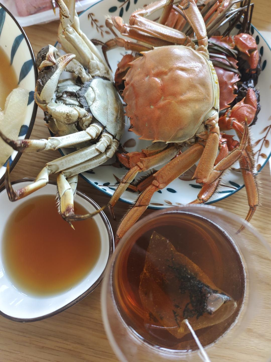 蒸大闸蟹配紫苏和姜红茶