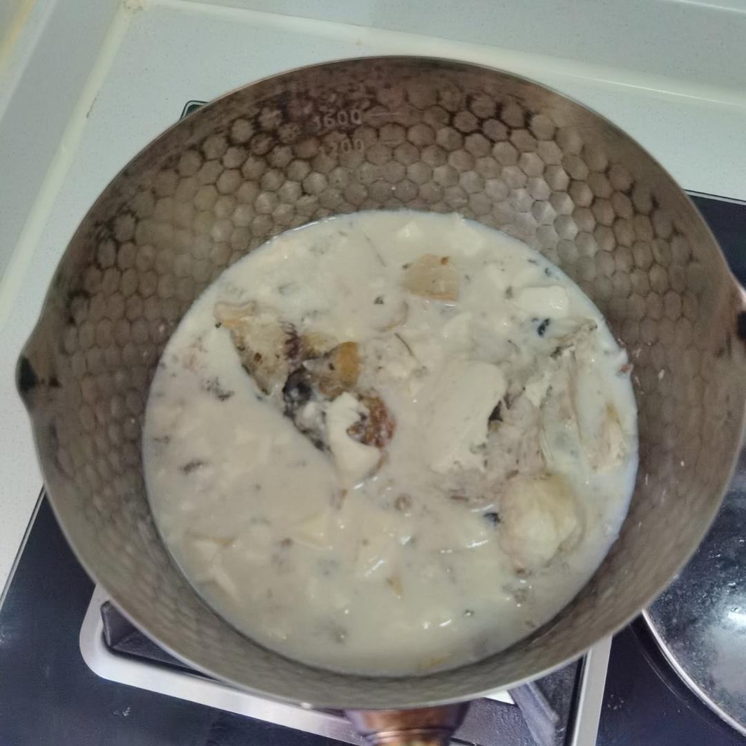 清炖鲫鱼汤 三个关键步骤让你轻松炖出汤浓味鲜色白似奶的鲫鱼汤