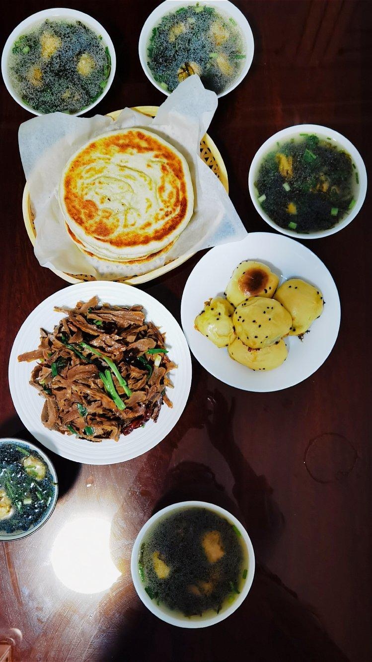 大眼妹的上学日早餐