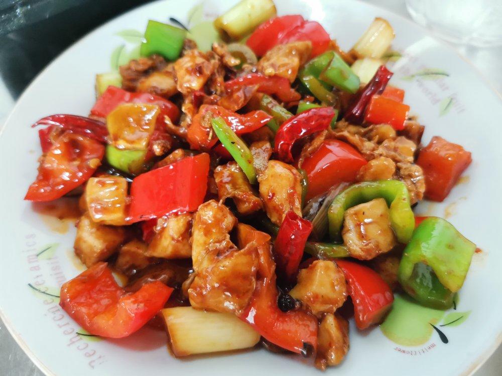 〈宫保鸡丁〉，小时候最爱的菜之一，郫县豆瓣酱版。欣小厨 😉