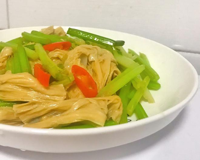 青菜菜谱1⃣️0⃣️-炝炒芹菜腐竹（减肥美肤）的做法