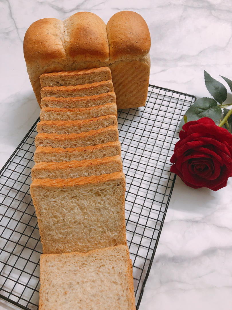 黑全麦波兰种吐司，这么柔软简直怀疑你是个假全麦！