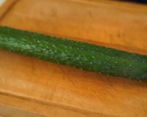 蓑衣黄瓜的切法 · 小视频 🥒的做法 步骤1