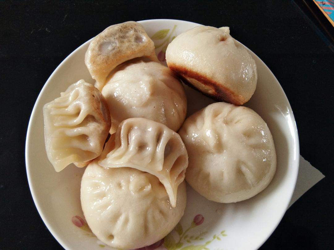松软多汁的肉包子