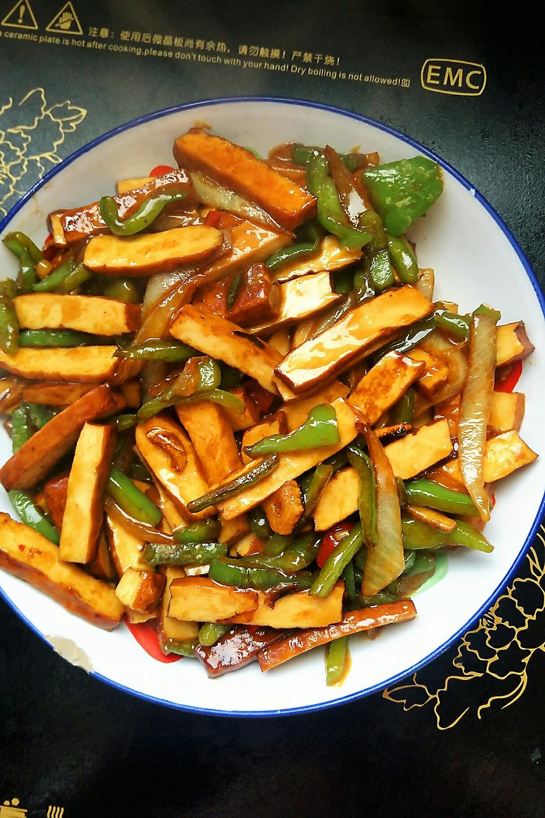 幸福美食学习中做的青椒炒香干