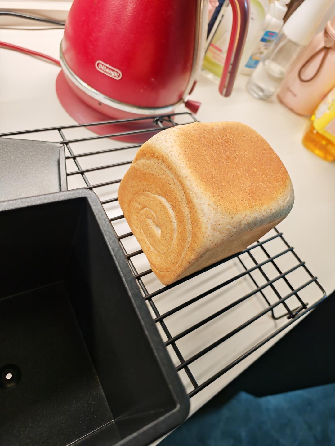 柔软的蜂蜜牛乳全麦吐司