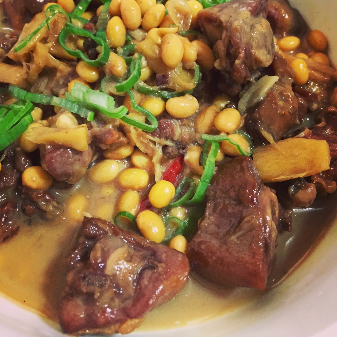 宅宅宅哥做的咸鸭腿炖黄豆