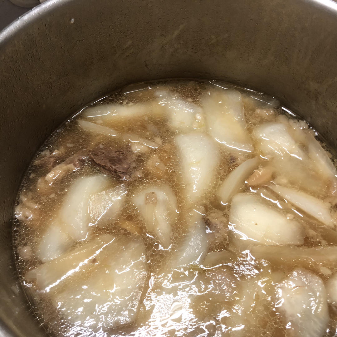 简单到只用一种调料的牛腩炖萝卜汤