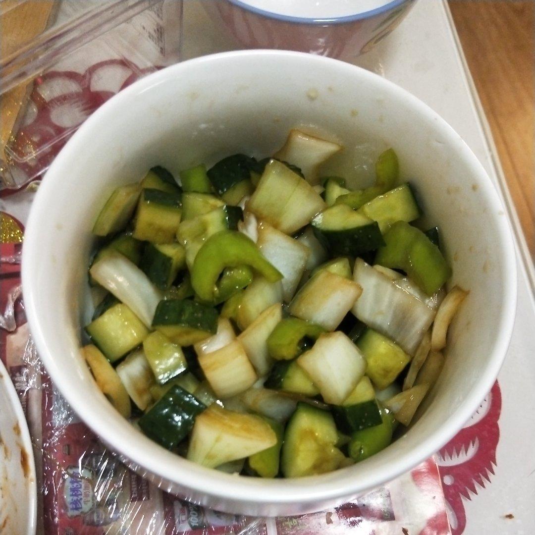 简单的凉拌菜-洋葱黄瓜拌青椒