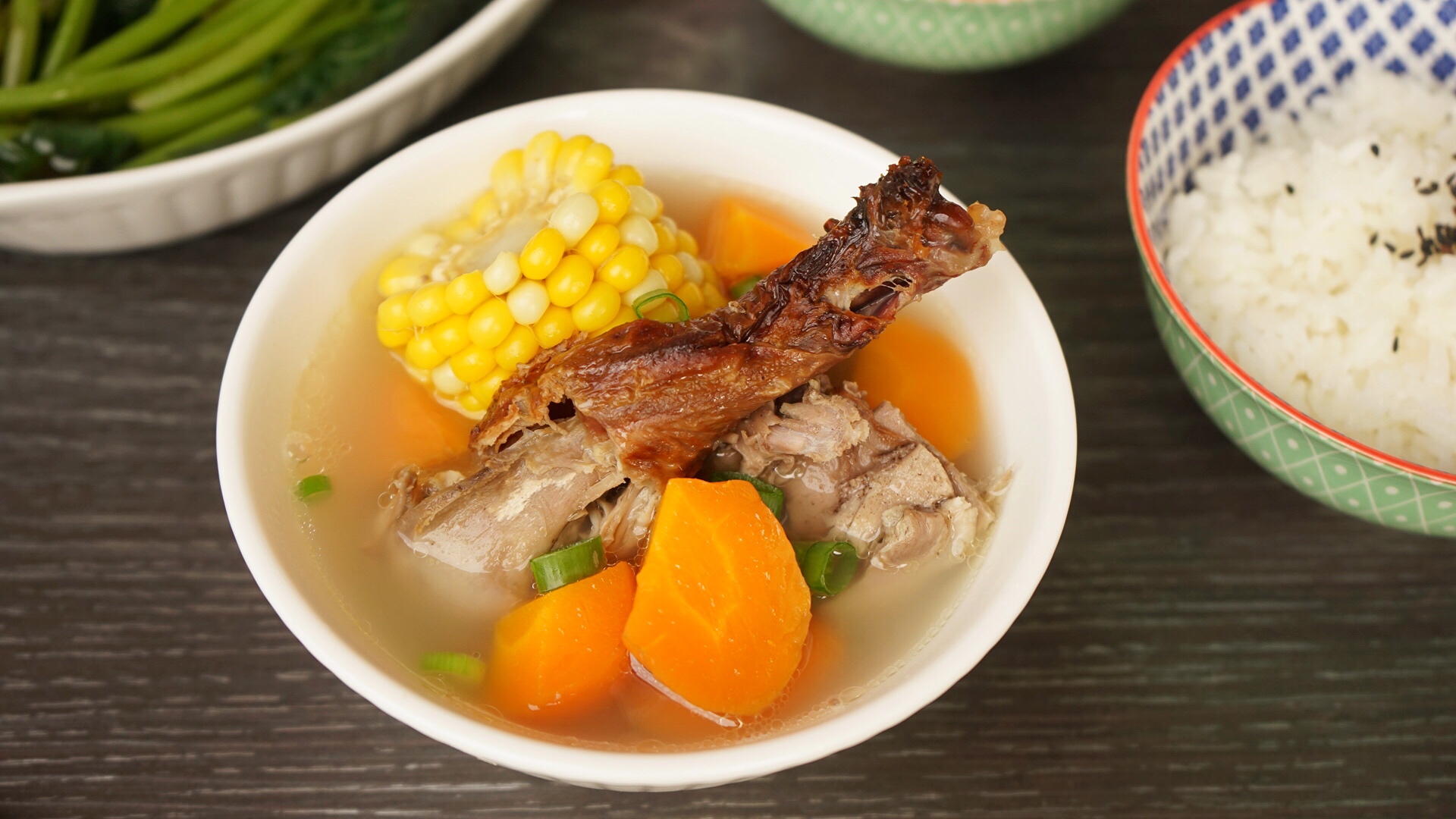 胡萝卜玉米鸭架汤的做法