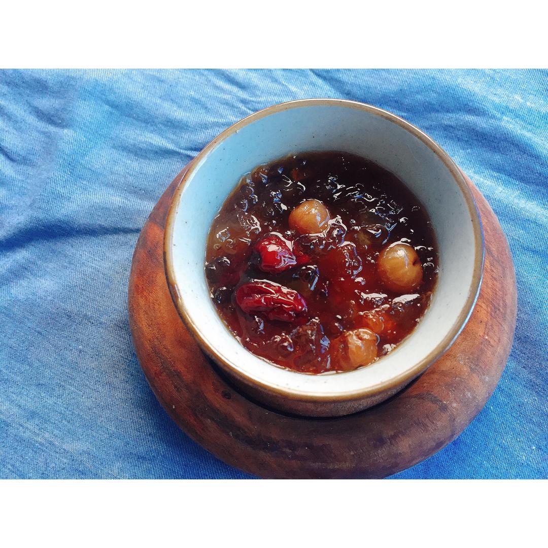 美容润肤 益气补血《桃胶皂角米百合银耳红枣羹》