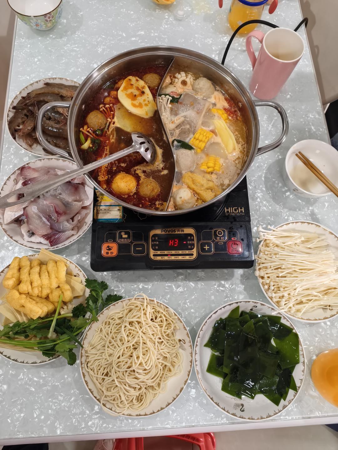 冬天第一顿火锅安排上了吗？热气腾腾的麻辣火锅走起