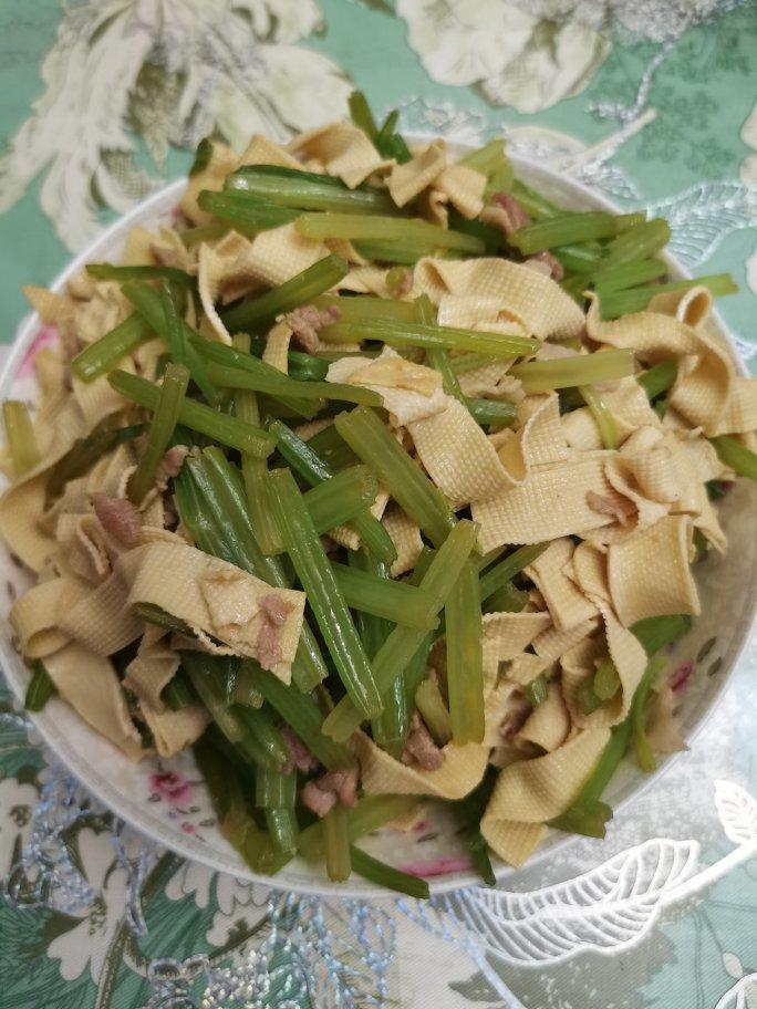 豆皮芹菜炒肉