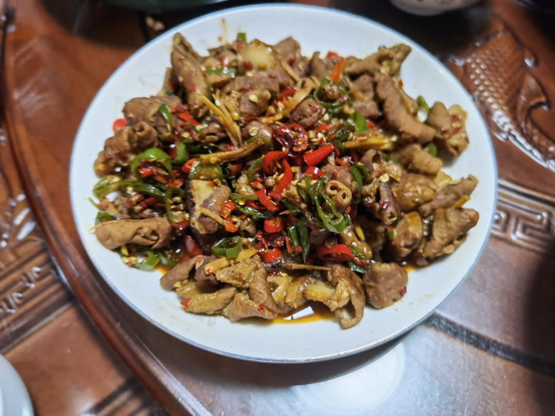 厨师长教你："火爆猪小肠"的家常做法，鲜辣爽脆，开胃下饭