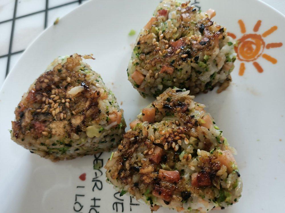 剩米饭的神仙吃法，肉松酱油烤饭团，平底锅就能做哦～
