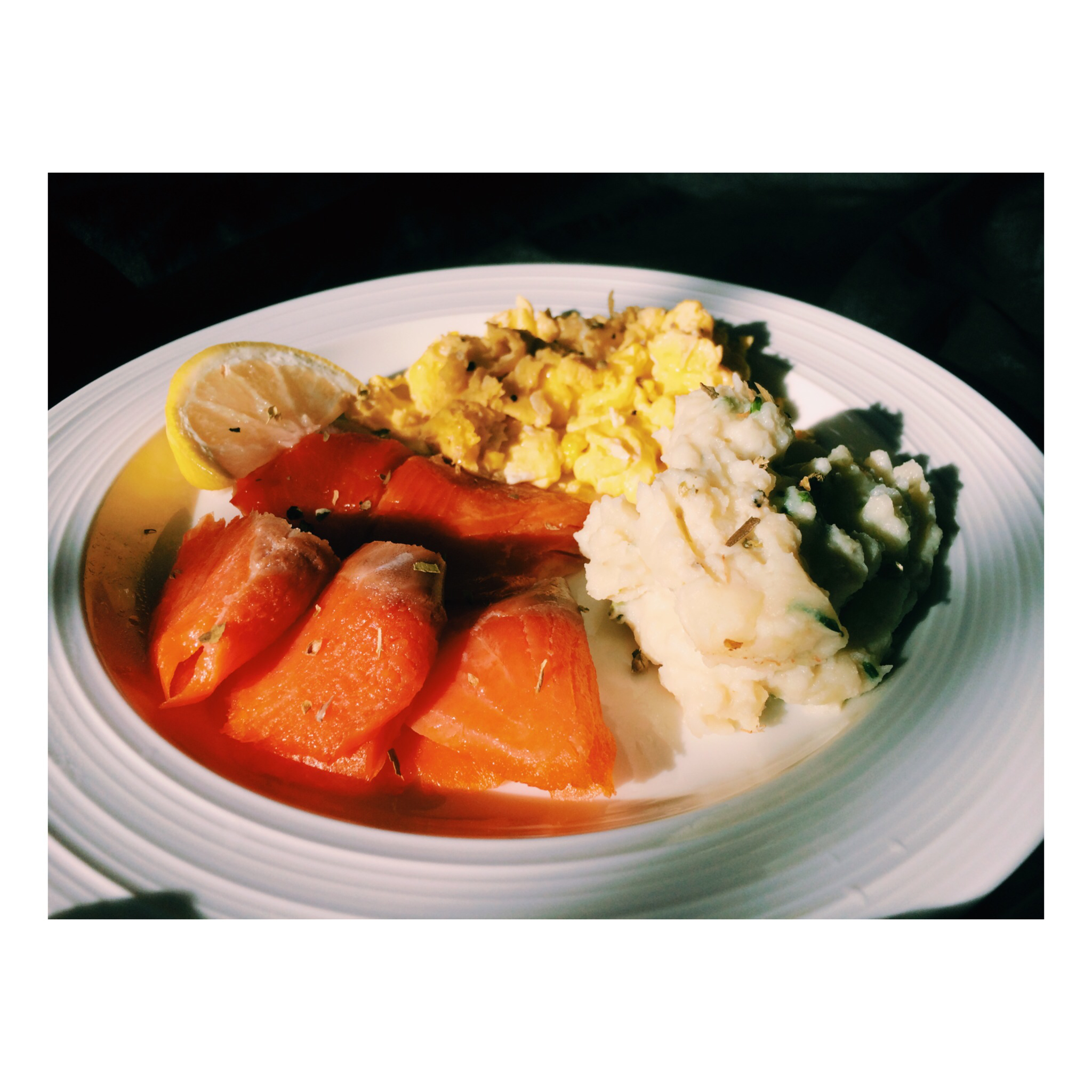 scrambled eggs with smoked salmon 美式炒蛋配烟薰三文鱼卷饼