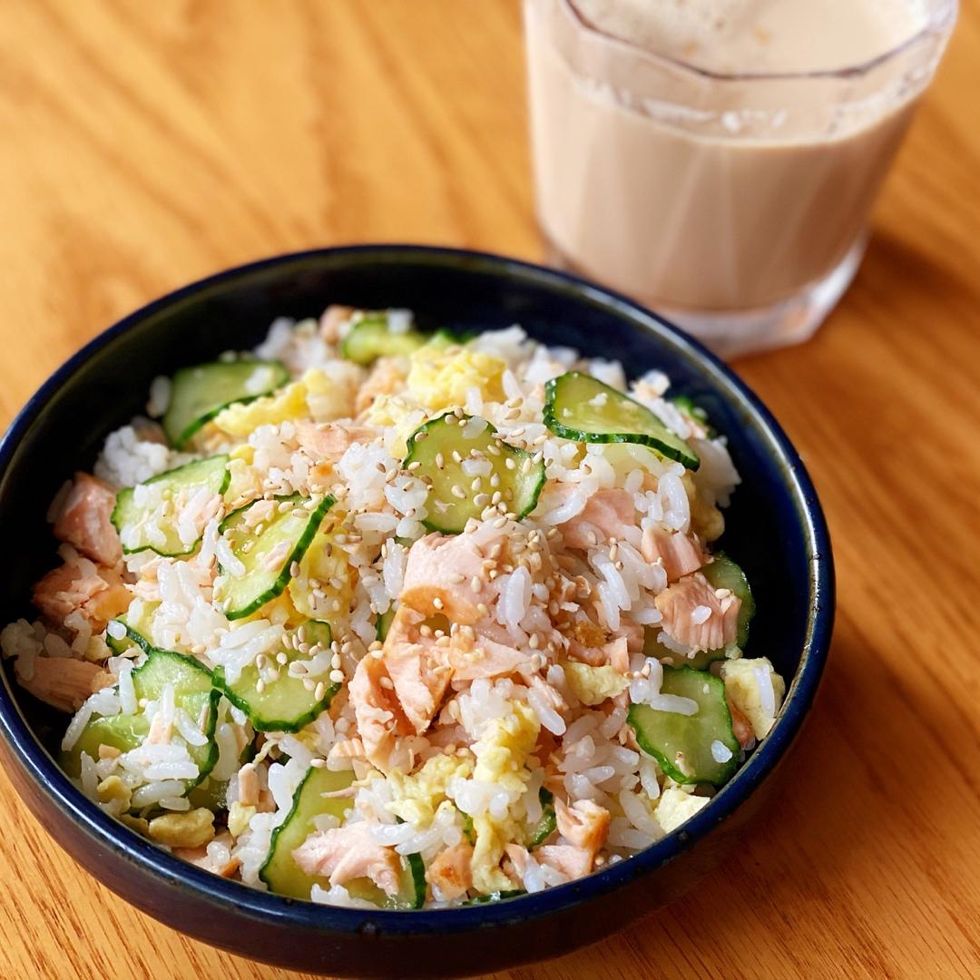 【昨日的美食】三文鱼鸡蛋青瓜散寿司（夏日轻食）