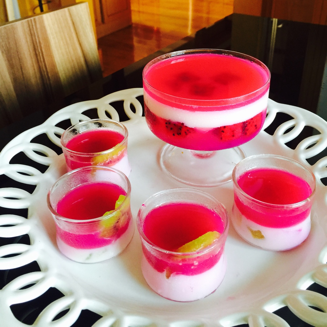 爱上厨房女人做的炫彩雪碧果冻