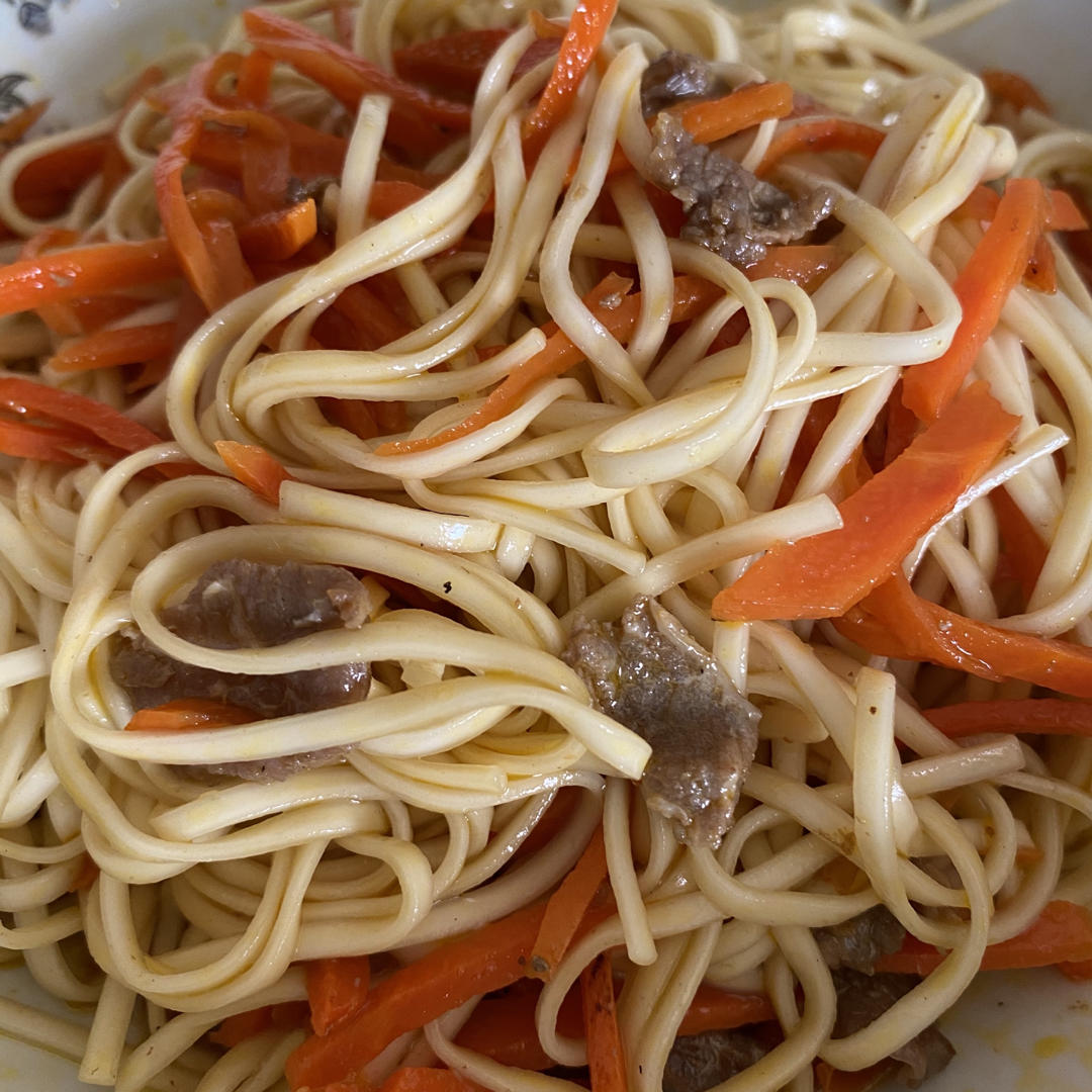 胡萝卜芹菜肉丝炒面