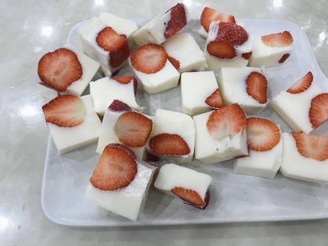 QQ甜甜 少女力爆棚 草莓椰奶冻的做法