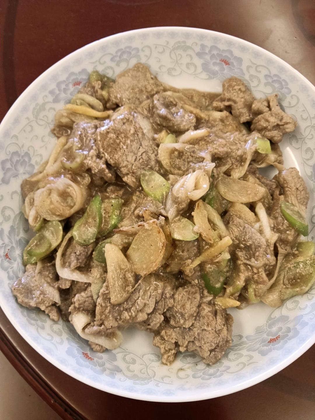 厨师长教你：“葱爆牛肉”的家常做法，葱香味浓郁先收藏起来