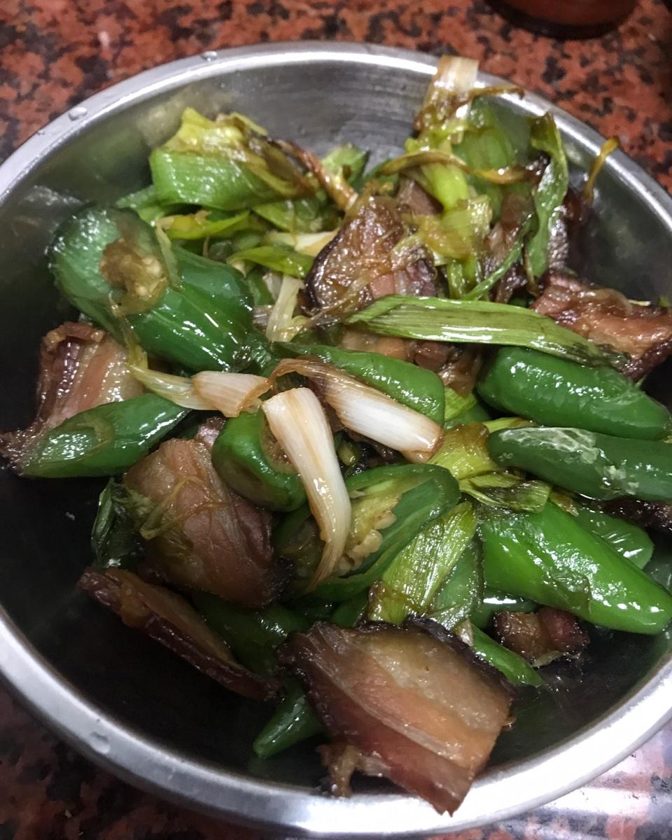 蒜苗，辣椒炒腊肉