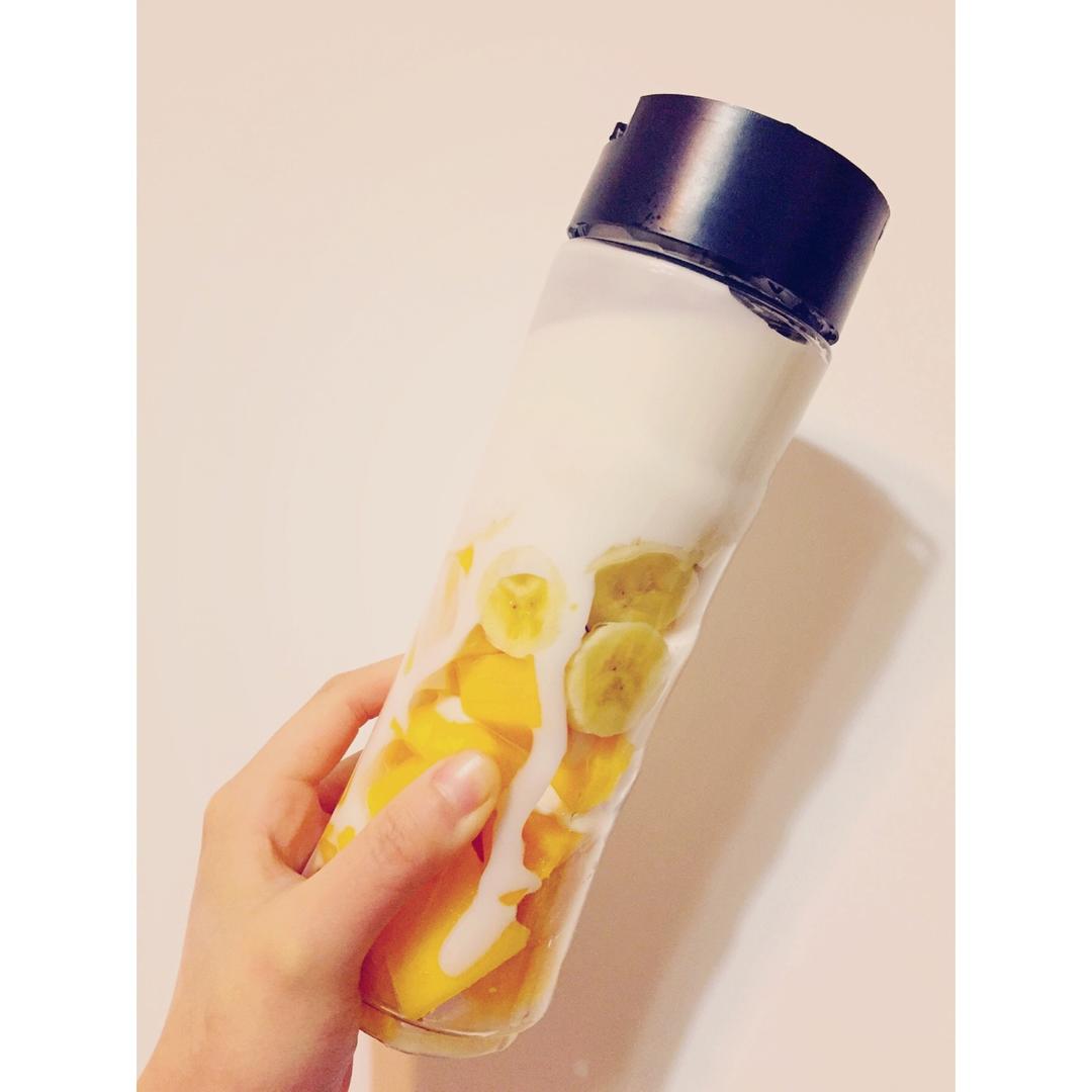 香蕉芒果酸奶昔