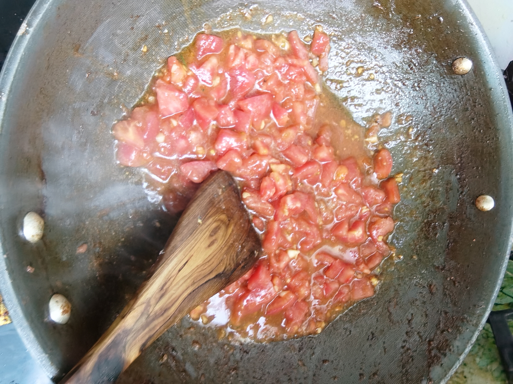番茄烩饭（约三碗）大小如图上可以很好的将剩米饭重新利用起来避免浪费的做法 步骤3