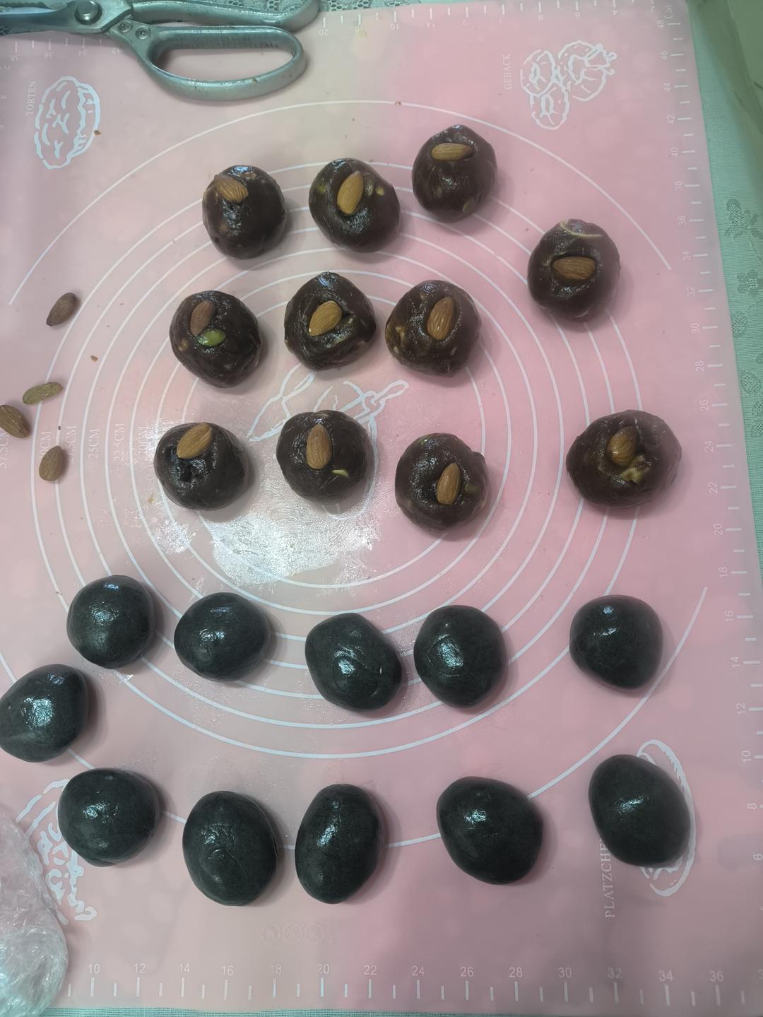 火爆全网的黑金月饼，这也太有质感了吧！