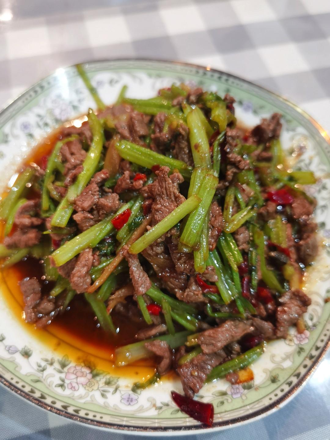 牛肉炒芹菜(不老不柴嫩滑多汁)