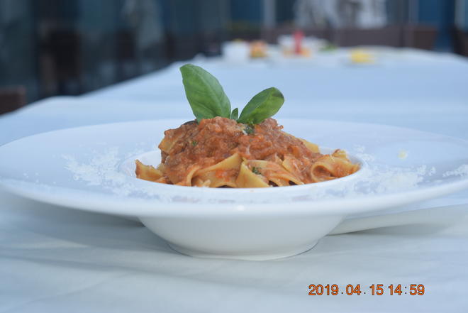 IHG传统罗勒番茄酱意大利面，烤蒜，芝士粉Traditional tomato basil sauce pasta with roasted garlic and cheese的做法