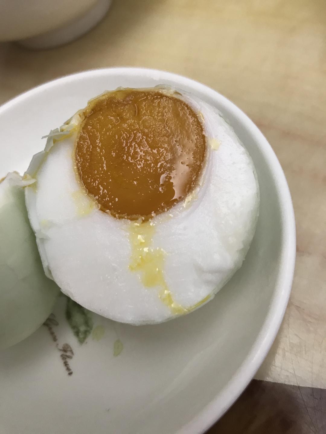 自制咸鸭蛋富到流油😂😂的做法