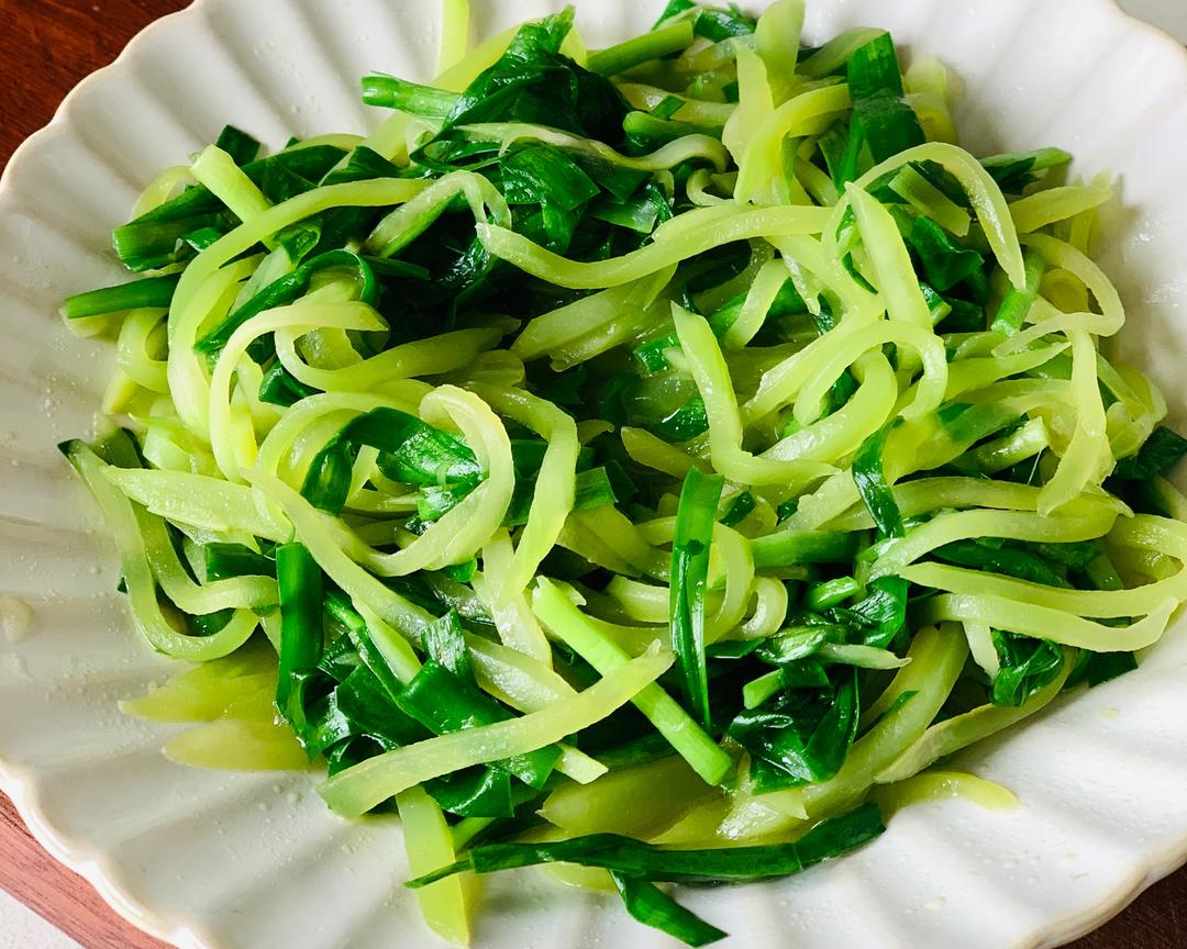 小美家常菜第二十道——莴笋炒韭菜的做法