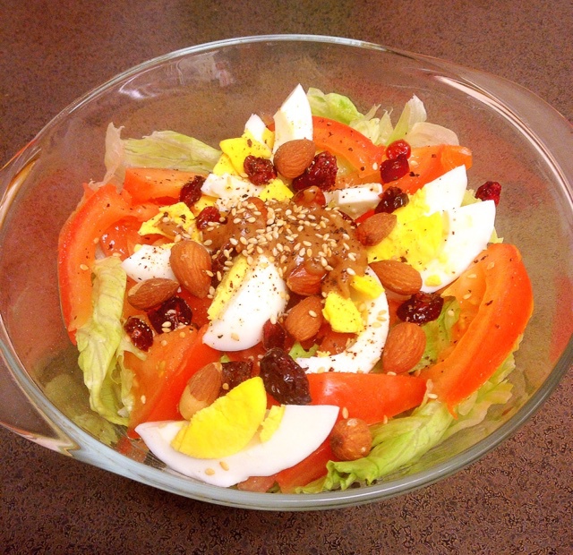 坚果果仁生菜沙拉佐姜香花生酱汁