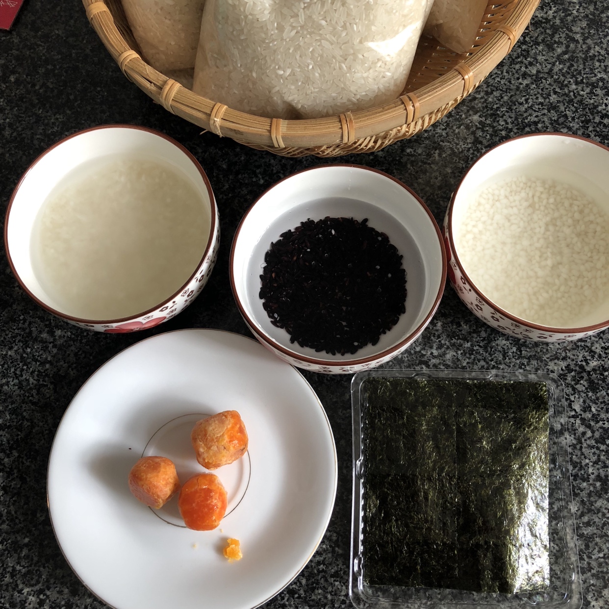 咸蛋黄海苔粢饭团的做法 步骤2