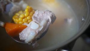 胡萝卜玉米山药排骨汤的做法 步骤1