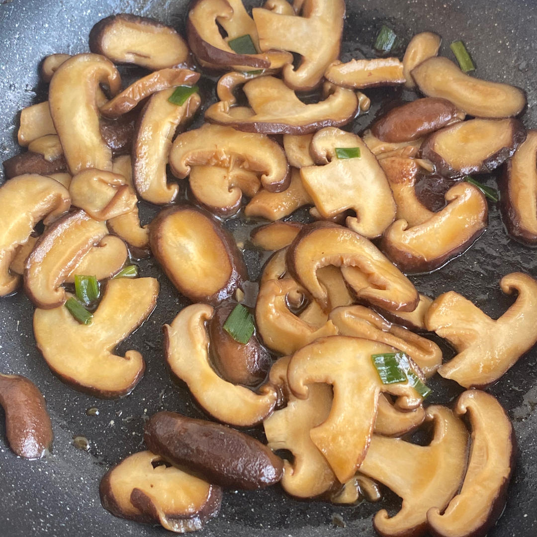 分享一个香菇好吃的做法，不用烧鸡不用炖汤，简单炒一炒，真香