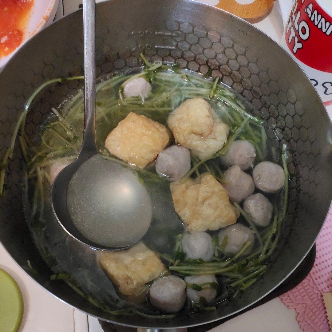 豌豆苗肉丸粉丝汤