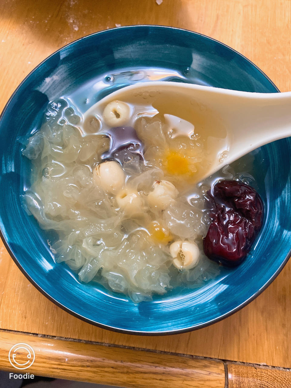 红枣银耳莲子羹(十分钟快速出胶)